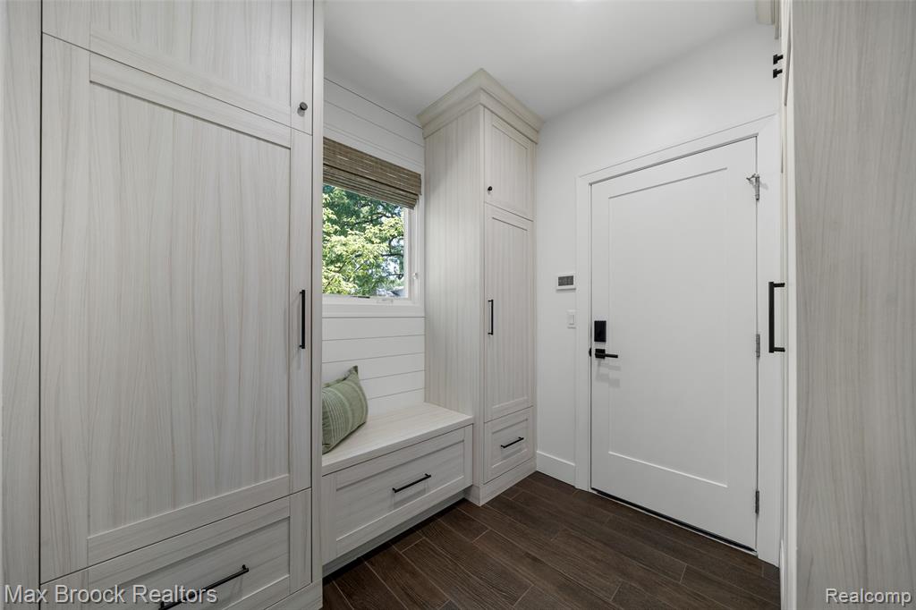 6907 W Knollwood Circle, West Bloomfield, MI — Photo 21