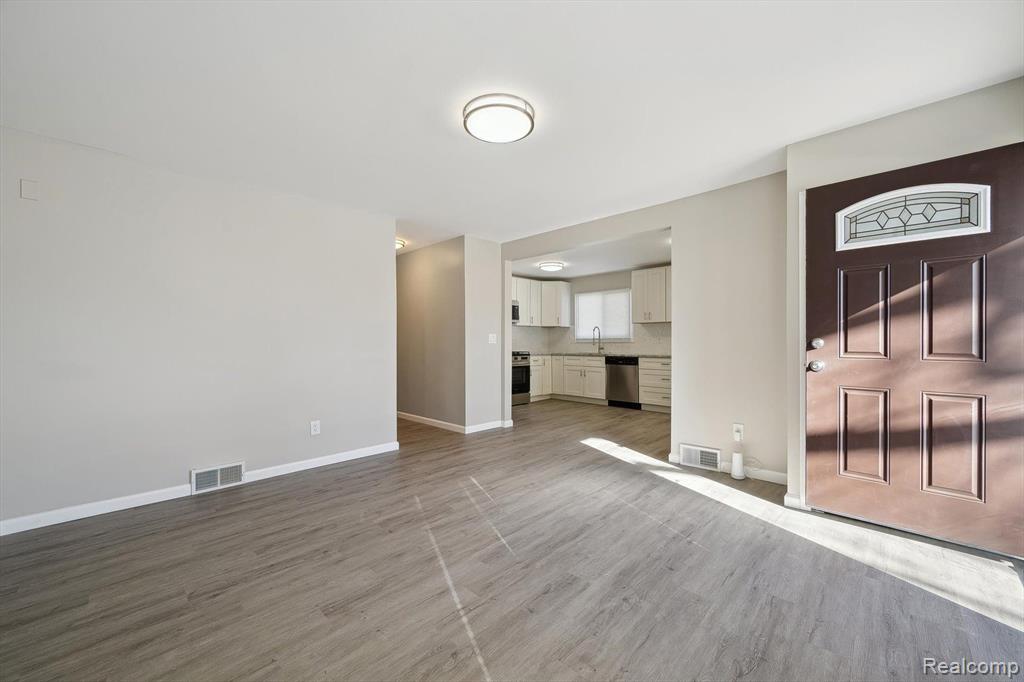 941 E LINCOLN Avenue, Madison Heights, MI 48071 — Photo 4