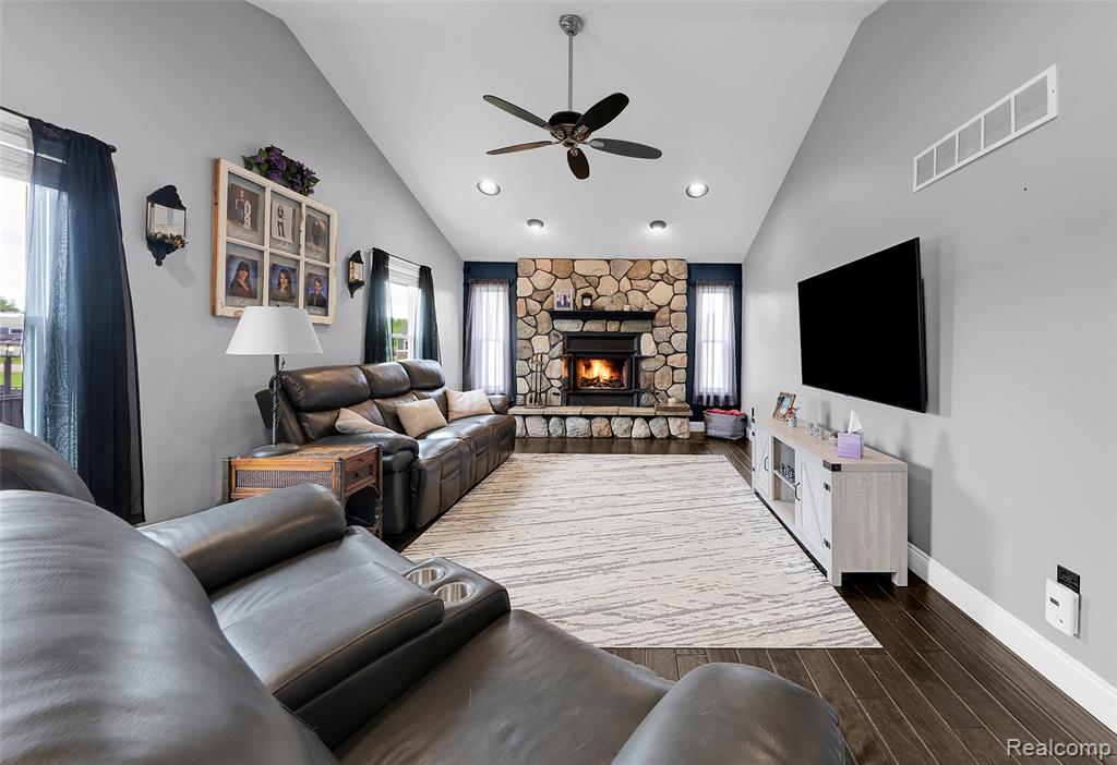 5015 LINDEMERE Drive, Fowlerville, MI 48836 — Photo 9