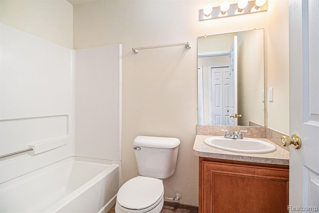 27261 HIDDEN OAKS Drive, Trenton, MI 48183 — Photo 15