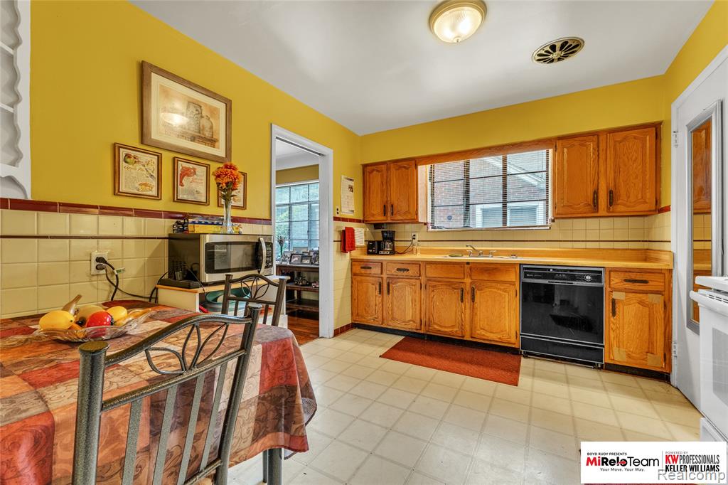 17585 Whitcomb Street, Detroit, MI 48235 — Photo 11
