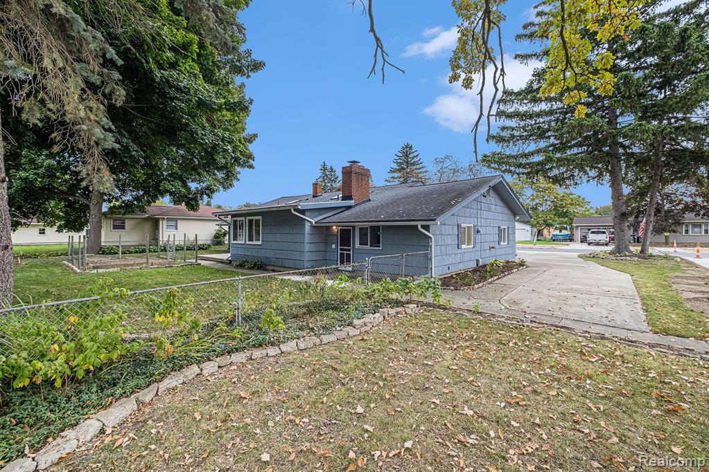 617 FOREST Drive, Fenton, MI 48430 — Photo 24