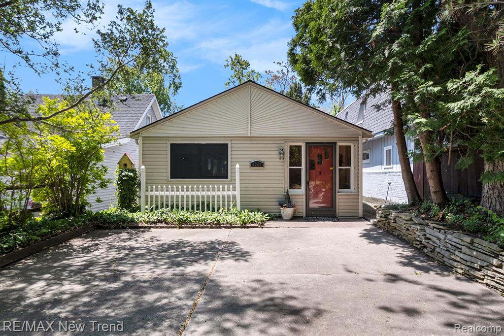 4044 Fieldview Avenue, West Bloomfield, MI 48324 — front exterior