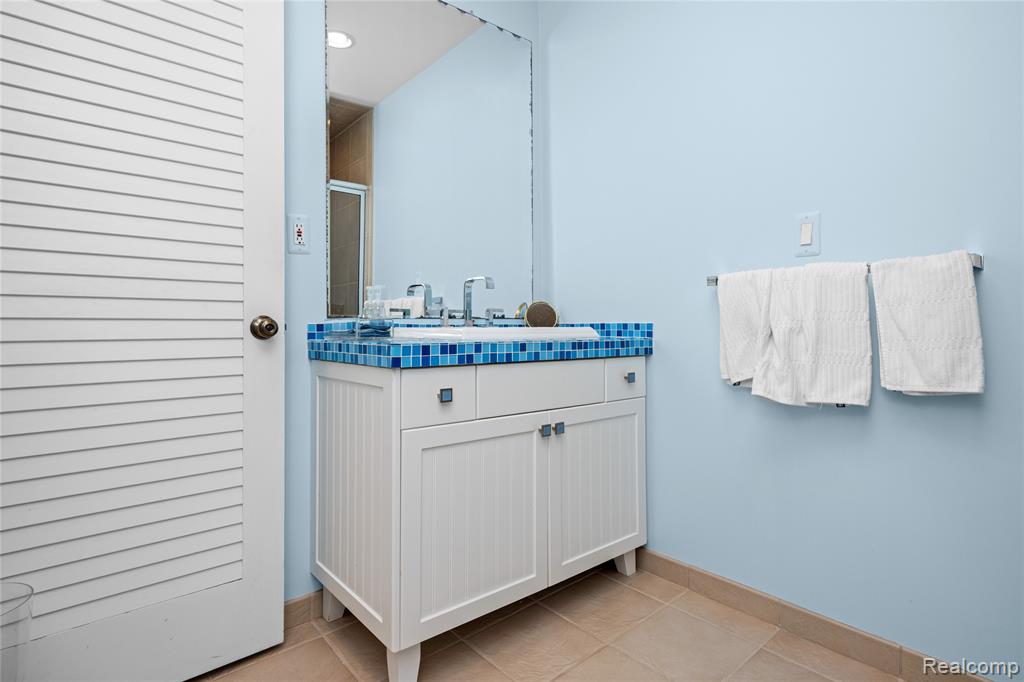 4700 S Valleyview Road, West Bloomfield, MI 48323 — Photo 35