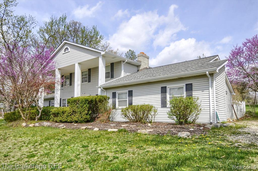 688 UPHILL Road, Milford, MI 48381 — Photo 2