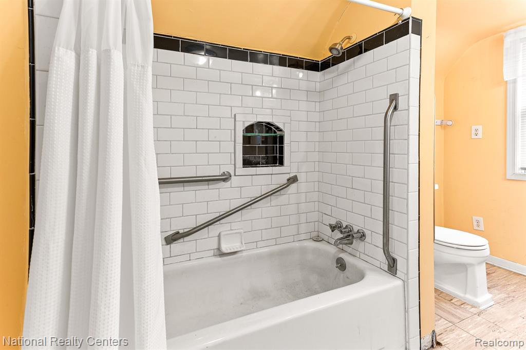 426 E KENILWORTH Avenue, Royal Oak, MI 48067 — Photo 17