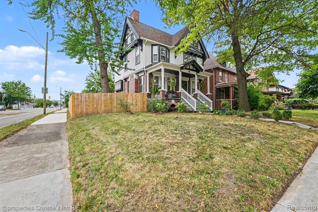 605 ATKINSON Street - Photo 2