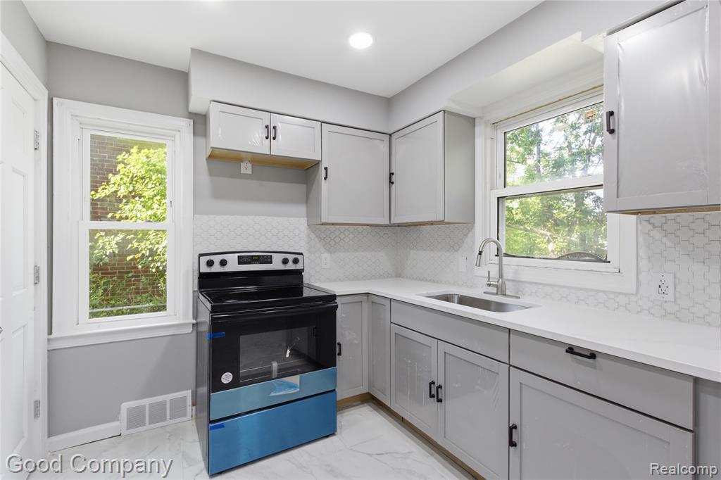 18246 Ashton Avenue, Detroit, MI 48219 — Photo 9