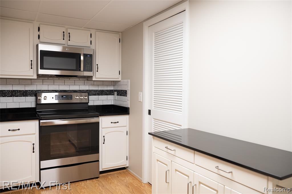 17865 University Park Drive, Livonia, MI 48152 — Photo 37