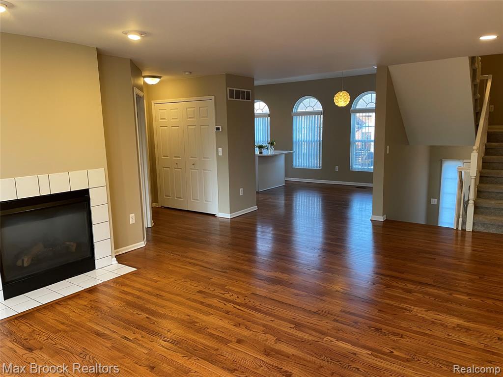 924 SANDALWOOD Drive, Troy, MI 48085 — Photo 2