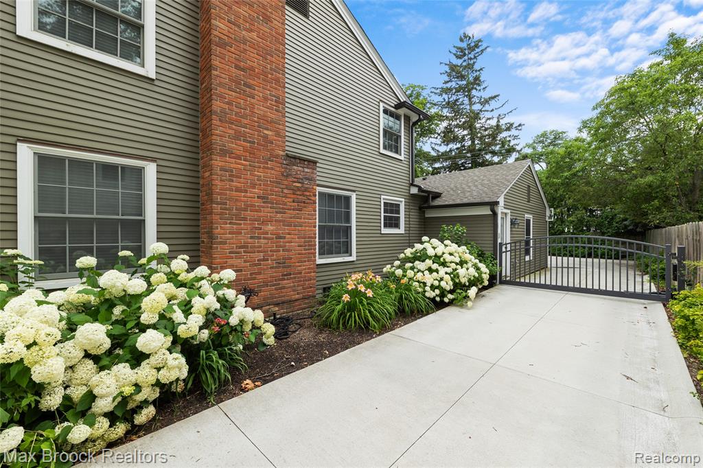 639 N Glenhurst Drive, Birmingham, MI 48009 — Photo 11
