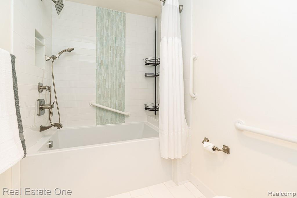 7086 Danbrooke Court, West Bloomfield, MI — Photo 31