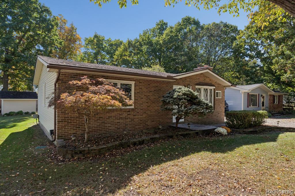 1560 Odette, Hartland, MI 48353 — Photo 2