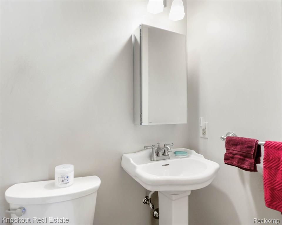 4 MARY LANE COURT, Frankenmuth, MI 48734 — Photo 29