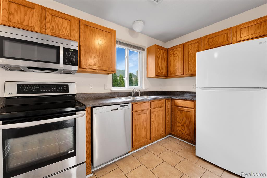 23268 STOFLET Lane, Trenton, MI 48183 — Photo 9