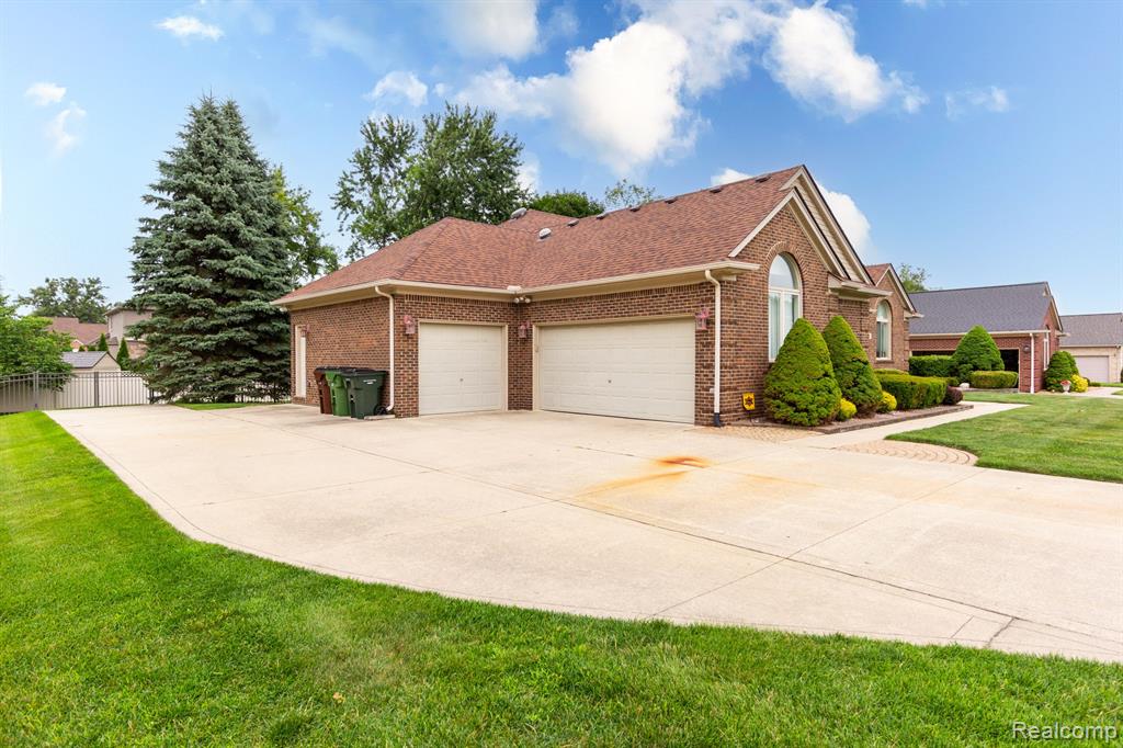 5451 ROBERT Street, Shelby, MI 48316 — Photo 2