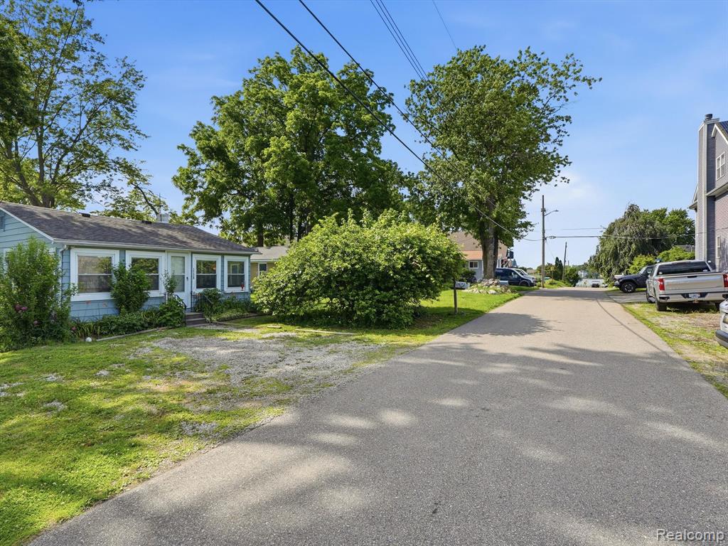1728 Beechcroft Street, Keego Harbor, MI 48320 — Photo 19