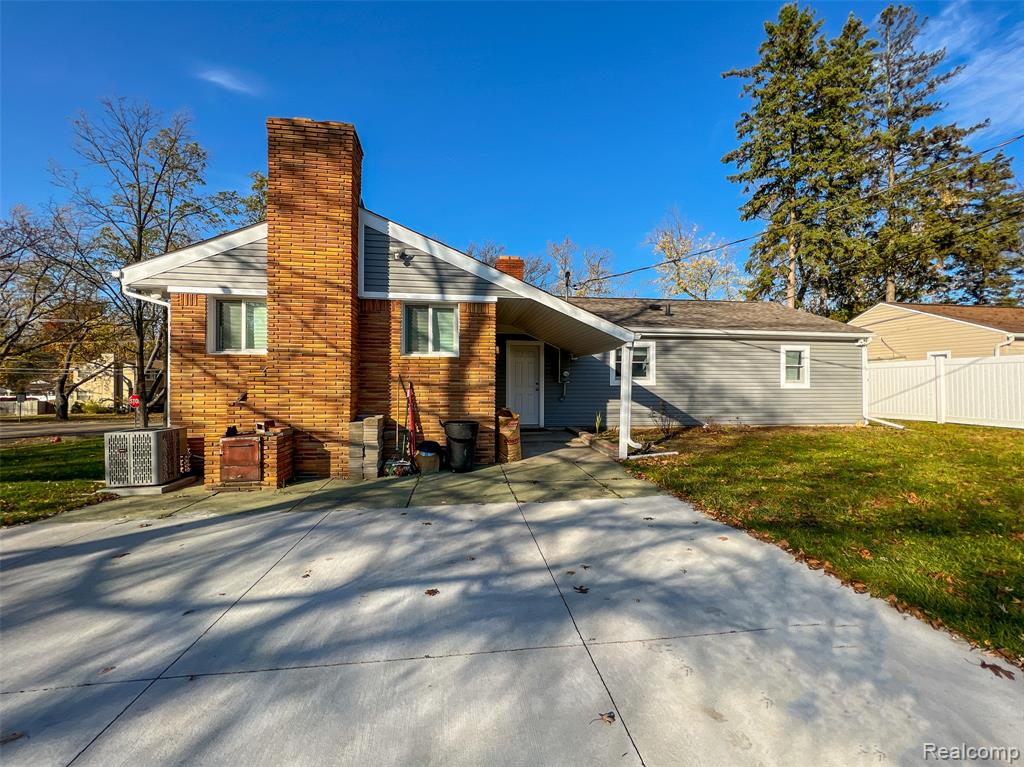 7175 Richardson Road, West Bloomfield, MI 48323 — Photo 3
