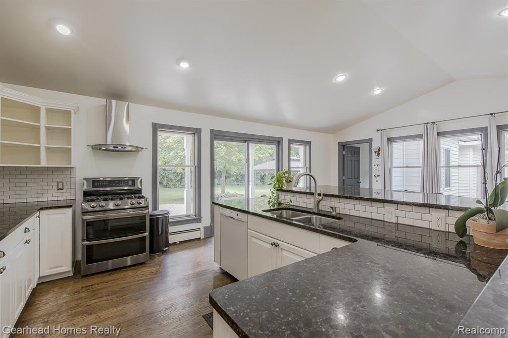 6296 Elizabeth Lake Road, Waterford, MI 48327 — Photo 11