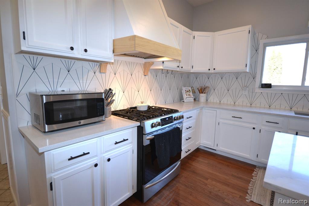 4072 W MAPLE Road, Wixom, MI — Photo 15
