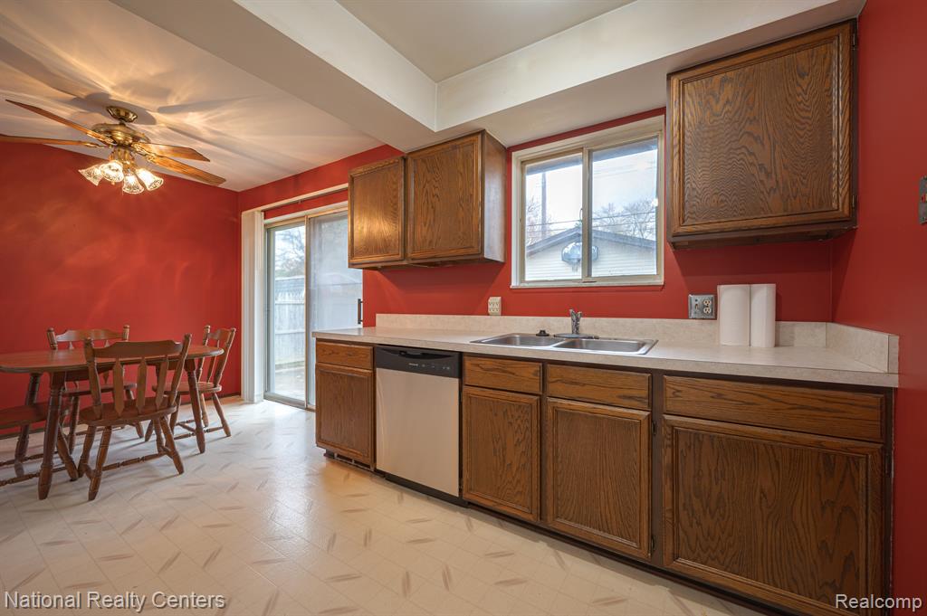 47445 DEQUINDRE Road, Rochester Hills, MI 48307 — Photo 8