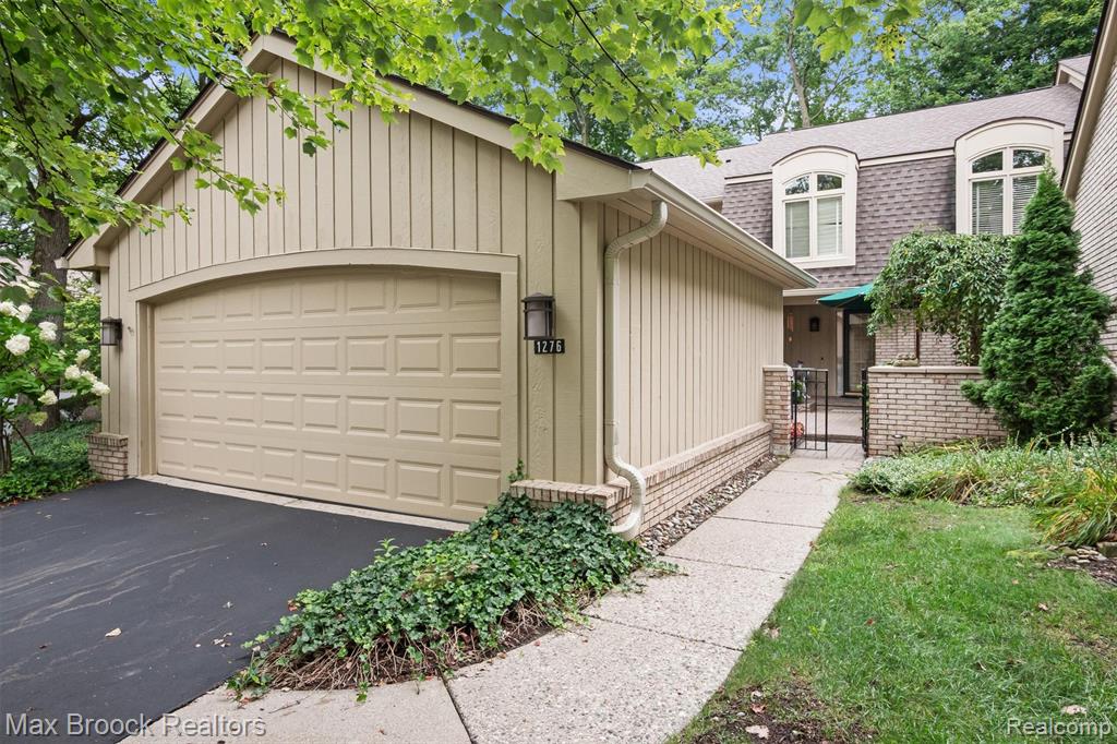 1276 Greenglen Court, Bloomfield Hills, MI 48304 — front exterior