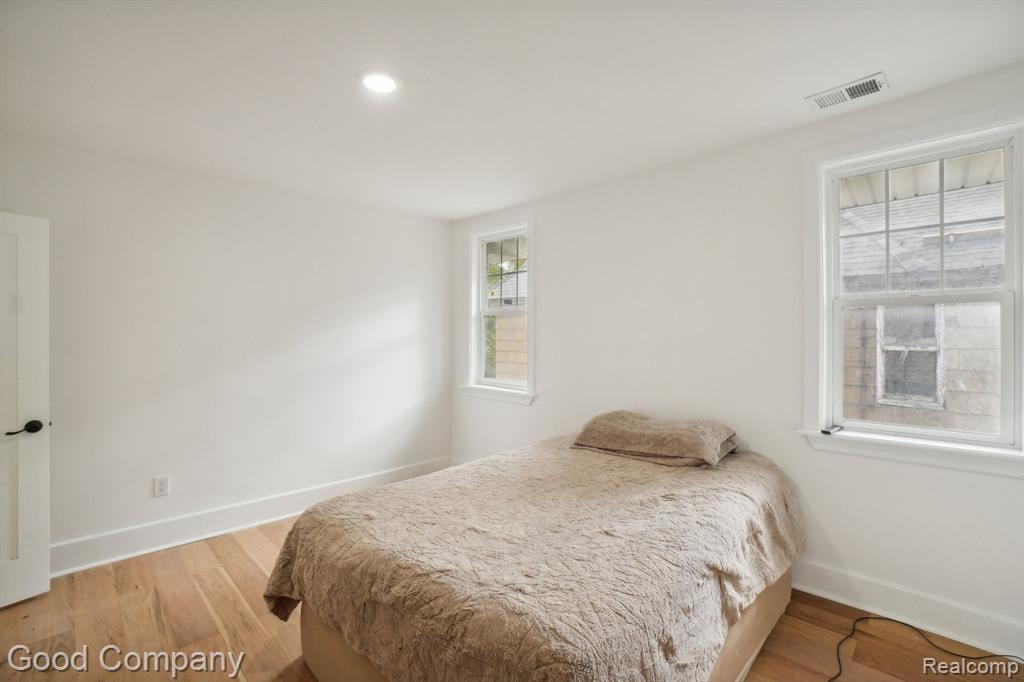 1645 CADILLAC Boulevard, Detroit, MI 48214 — Photo 24