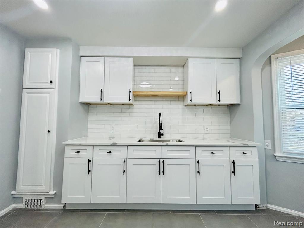 9571 E OUTER Drive, Detroit, MI 48213 — Photo 16
