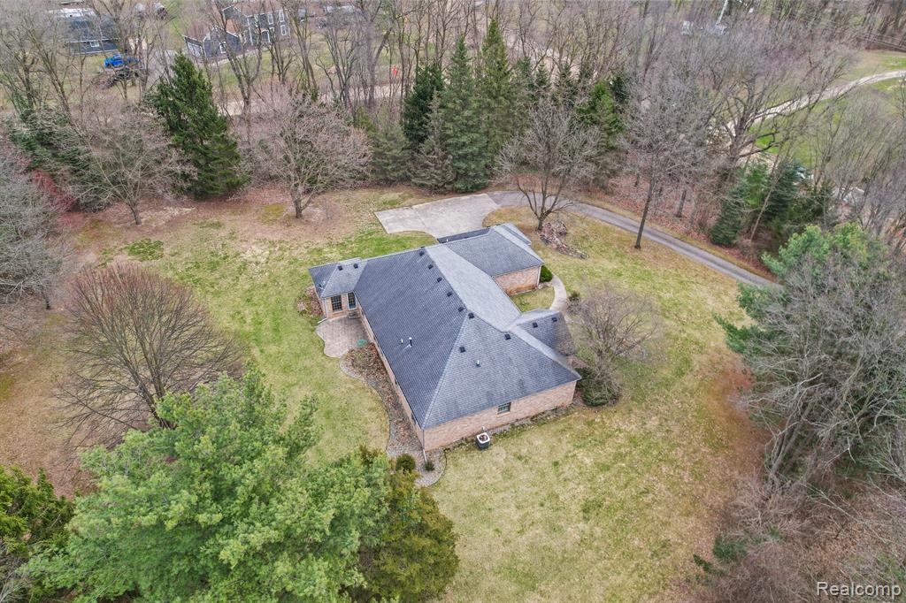 9856 Rattalee Lake Road, Clarkston, MI 48348 — Photo 45