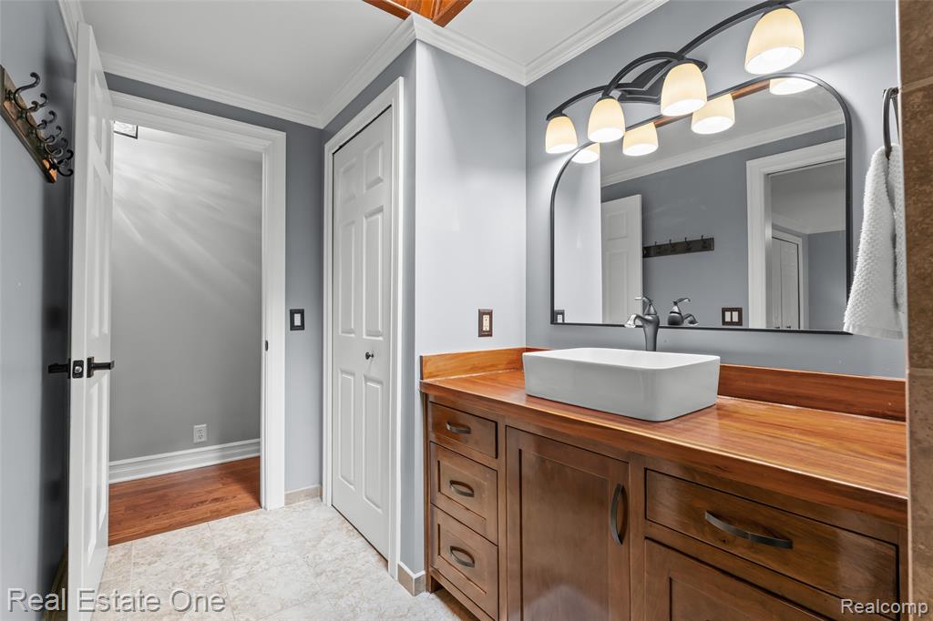 696 Estes Court, Waterford, MI 48327 — Photo 21