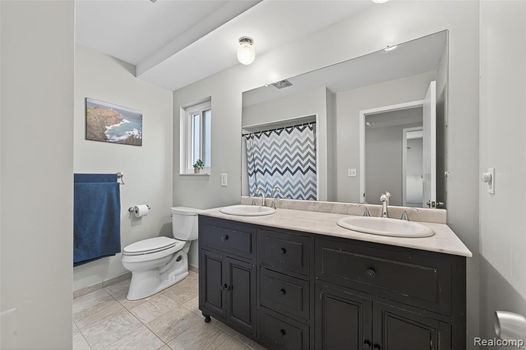 3960 Kings Point Drive, Troy, MI 48083 — Photo 22