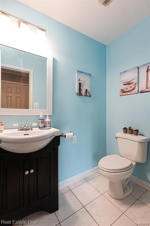 6305 N SHORE Court, West Bloomfield, MI 48324 — Photo 21