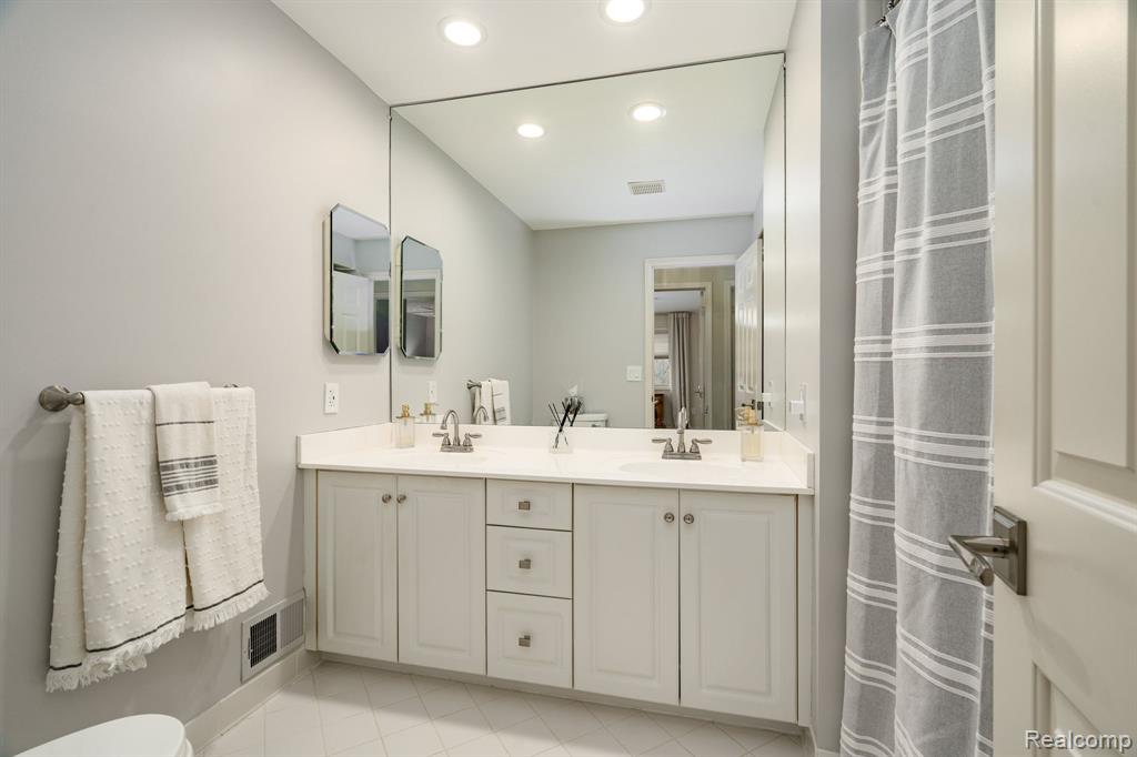 6751 Berry Pointe Drive, Clarkston, MI 48348 — Photo 37