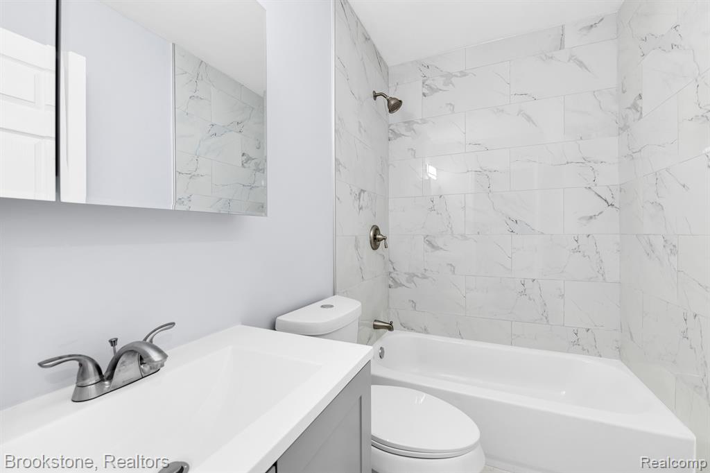 8228 OAK PARK Boulevard, Oak Park, MI 48237 — Photo 9
