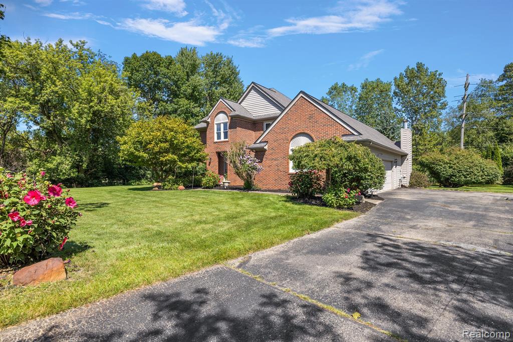 10161 LONGFORD Drive, South Lyon, MI 48178 — Photo 2