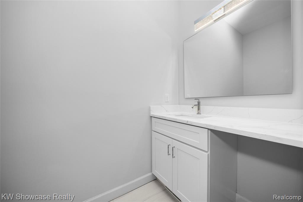 5512 Essex Court, West Bloomfield, MI — Photo 47