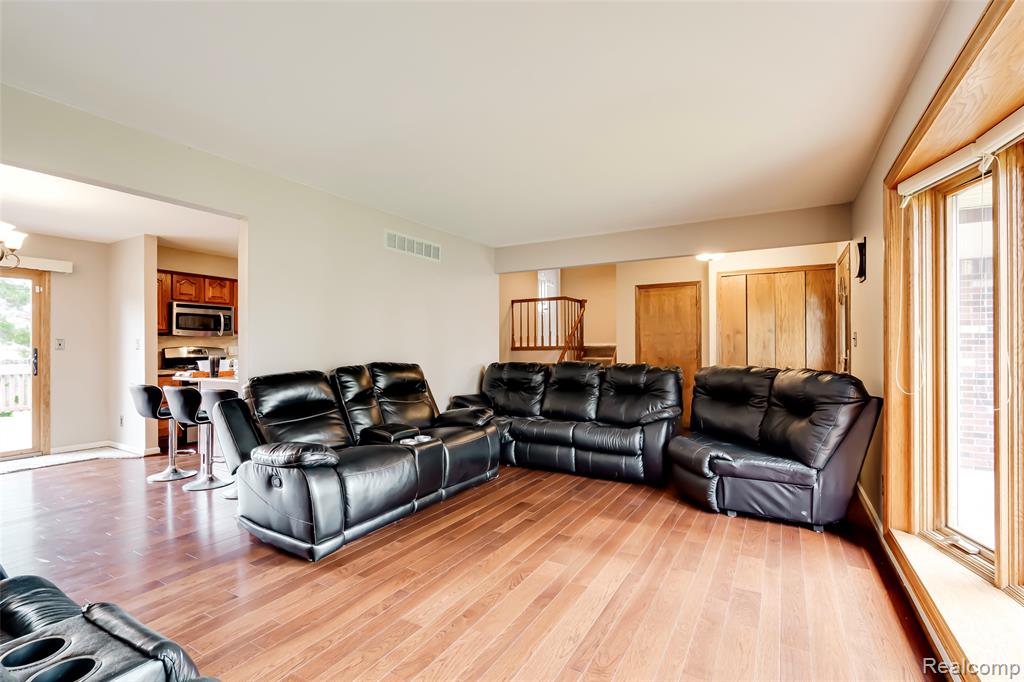 24705 Colonial Drive, Woodhaven, MI 48183 — Photo 30