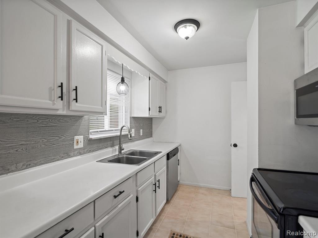 806 HARRY PAUL Drive, Lake Orion, MI 48362 — Photo 10