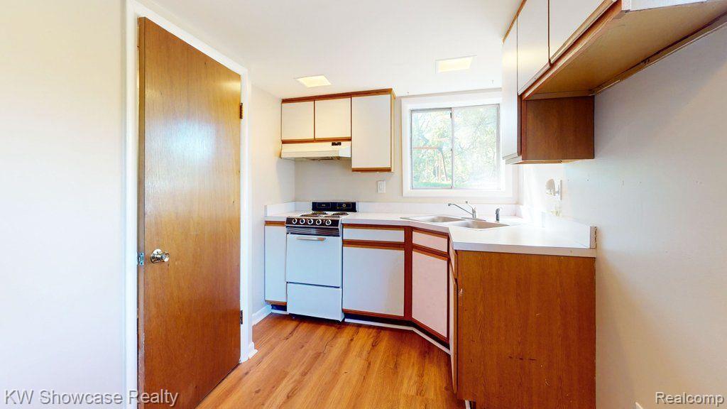 574 YOUNG Road, White Lake, MI 48383 — Photo 25