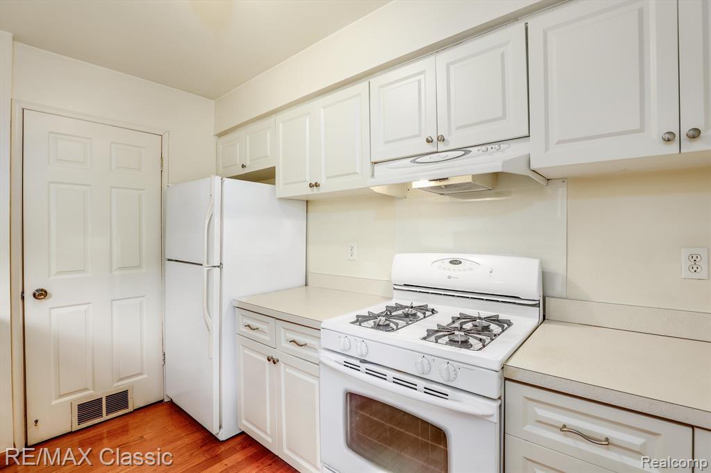 41716 ONAWAY Drive, Northville, MI 48167 — Photo 12