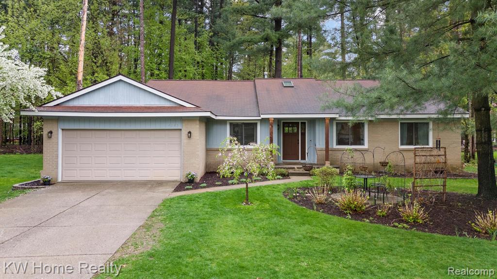 4143 EMERALD PINES Drive, Commerce Twp, MI 48390 — Photo 2