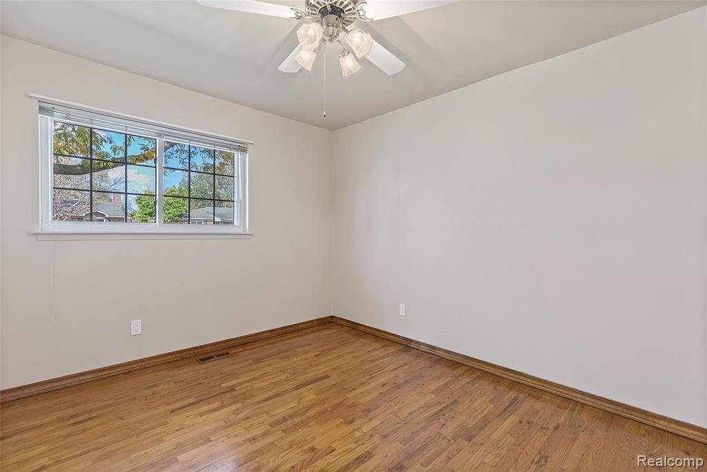 922 Canterbury Drive, Madison Heights, MI 48071 — Photo 18