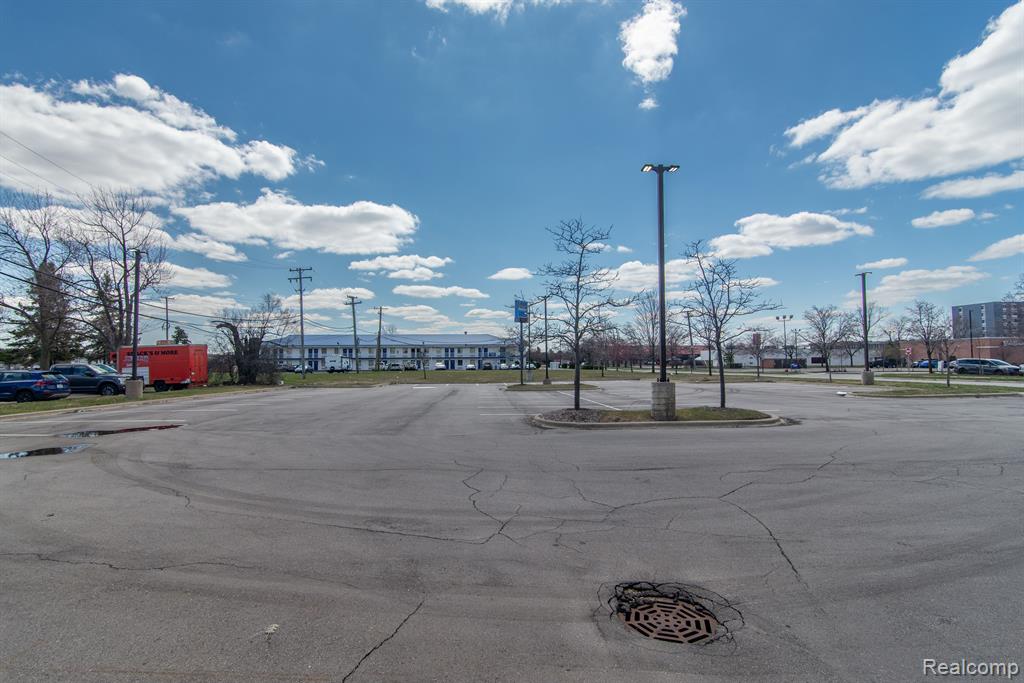 451 W 14 MILE Road, Madison Heights, MI 48071 — Photo 17