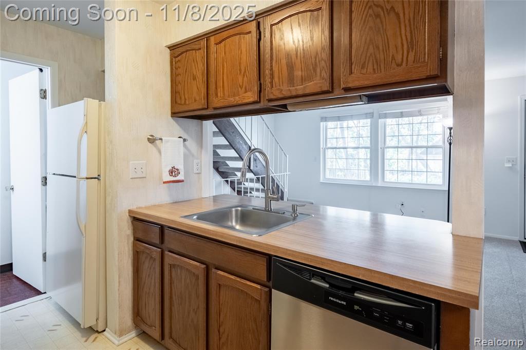 285 Inlet Court, Walled Lake, MI 48390 — Photo 11