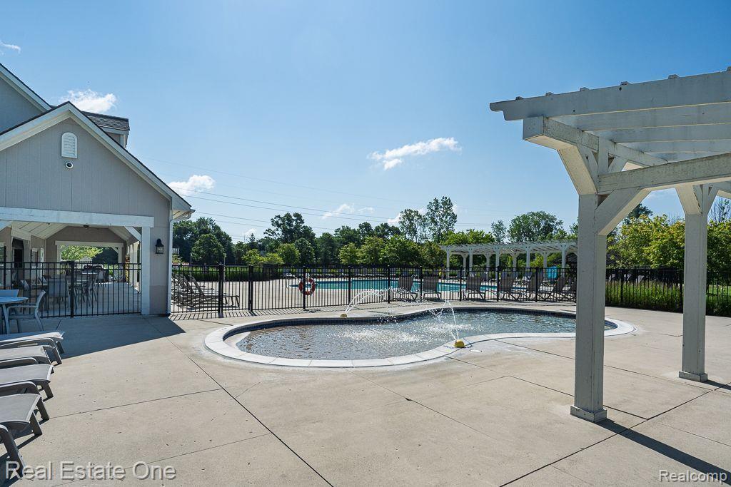 523 WYNSTONE Circle N, Oakland, MI — Photo 54