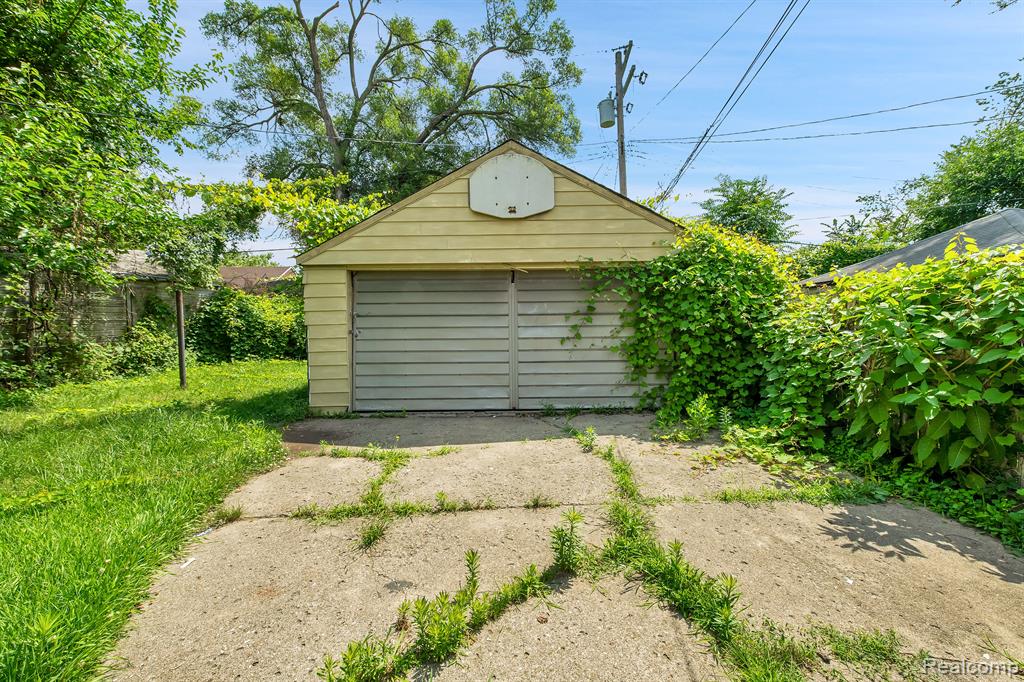 9566 HUBBELL Street, Detroit, MI 48227 — Photo 16