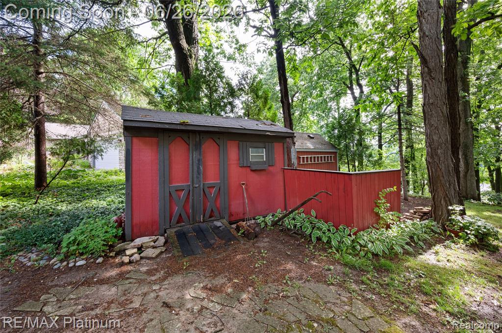 9460 Deer Park Court, Fenton, MI 48430 — Photo 38