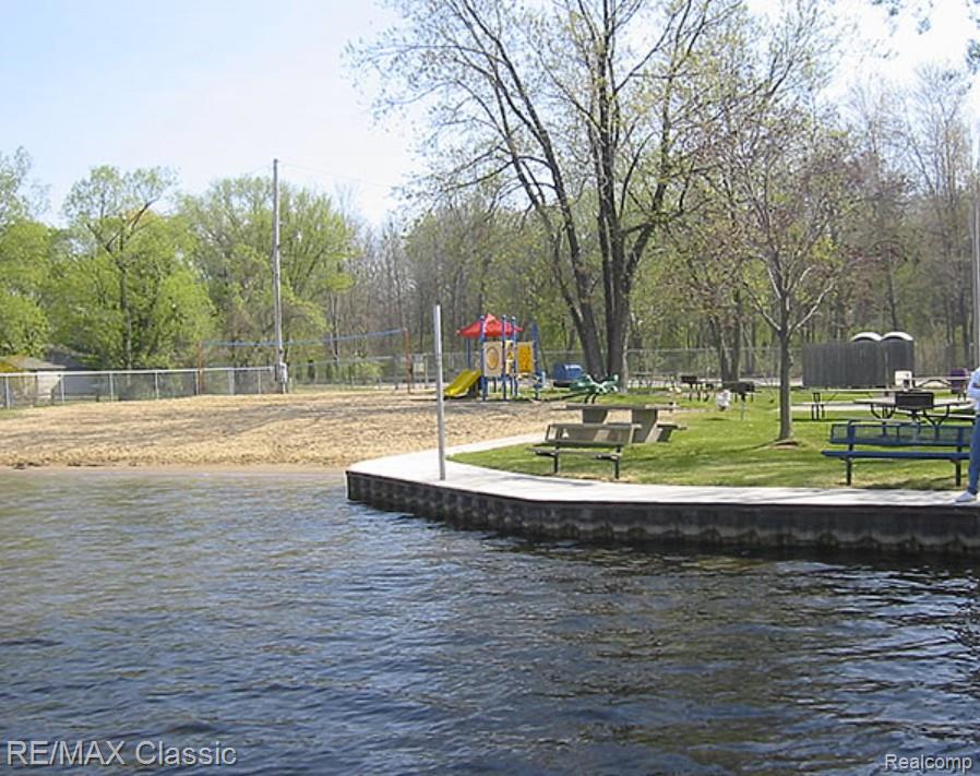627 Sherbrooke Street, Commerce Twp, MI 48382 — Photo 38
