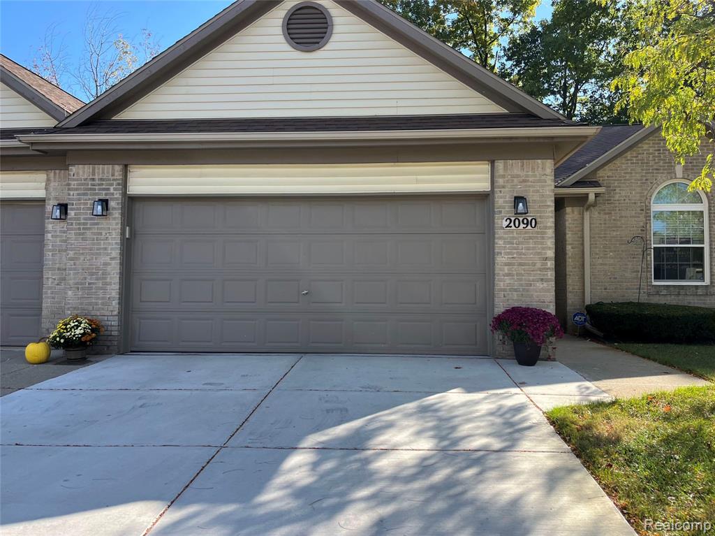 2090 Pleasant Drive, Commerce Twp, MI 48390 — Photo 19