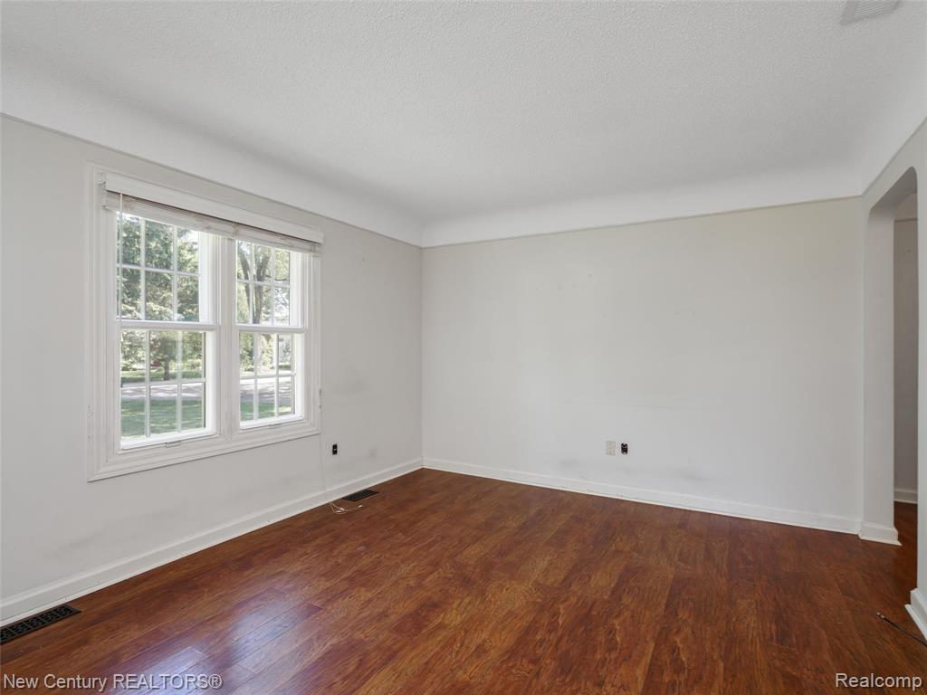 5933 Dwight Avenue, Waterford, MI 48327 — Photo 6